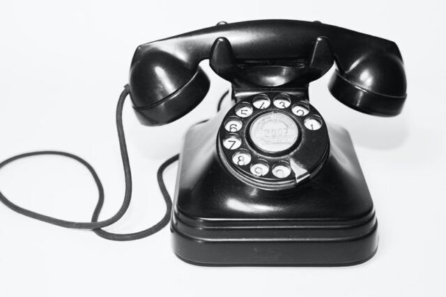 Bakelit Telefon von Quino Al auf Unsplash