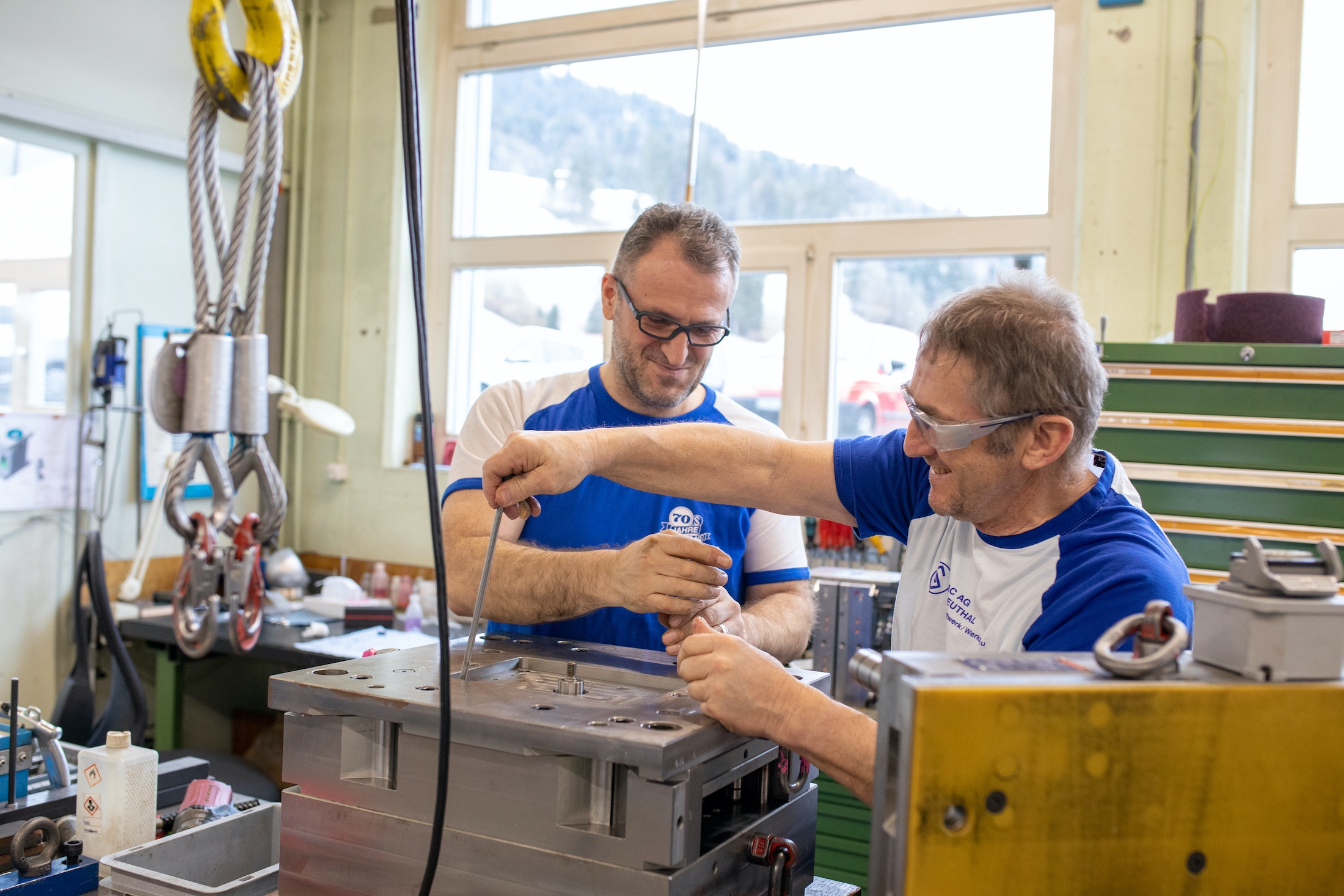 Präzisionsarbeit im eigenen Werkzeugbau silac_mitarbeiter_werkzeugbau